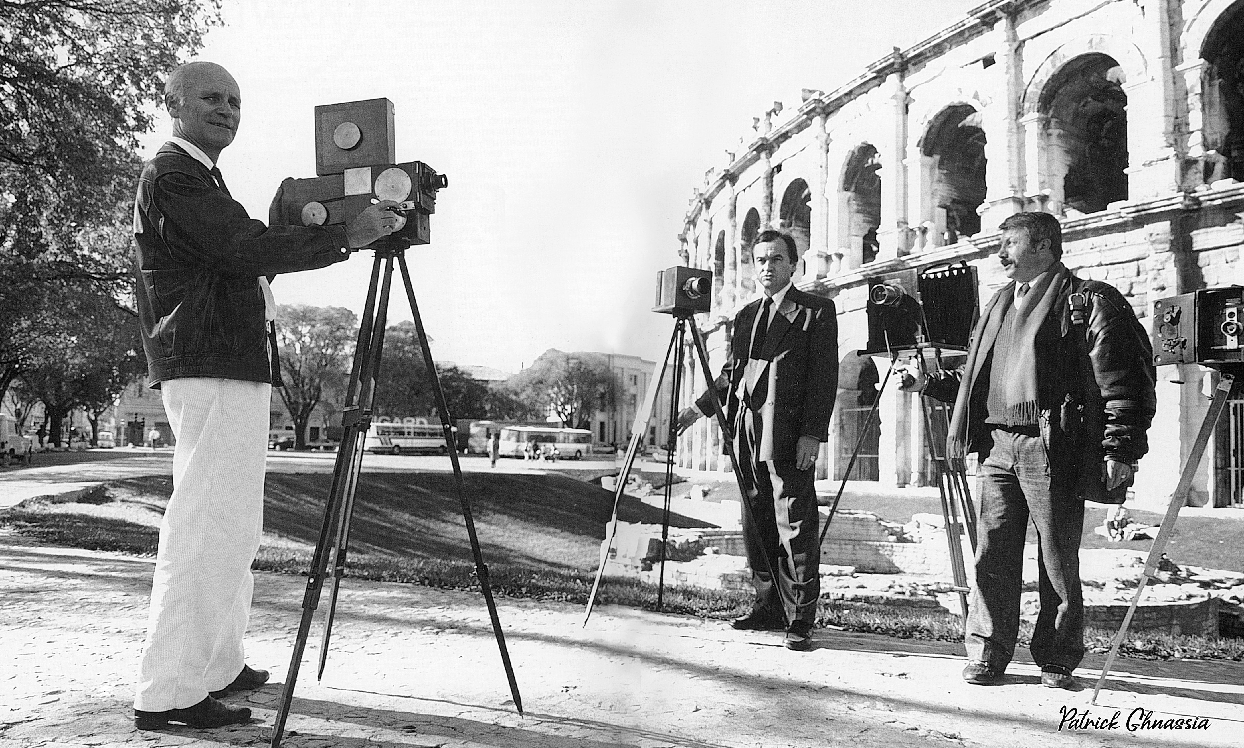 Club Niépce Daguerre devant les Arènes de Nîmes avec caméras anciennes sur trépieds - Photo Patrick Ghnassïa 1989
