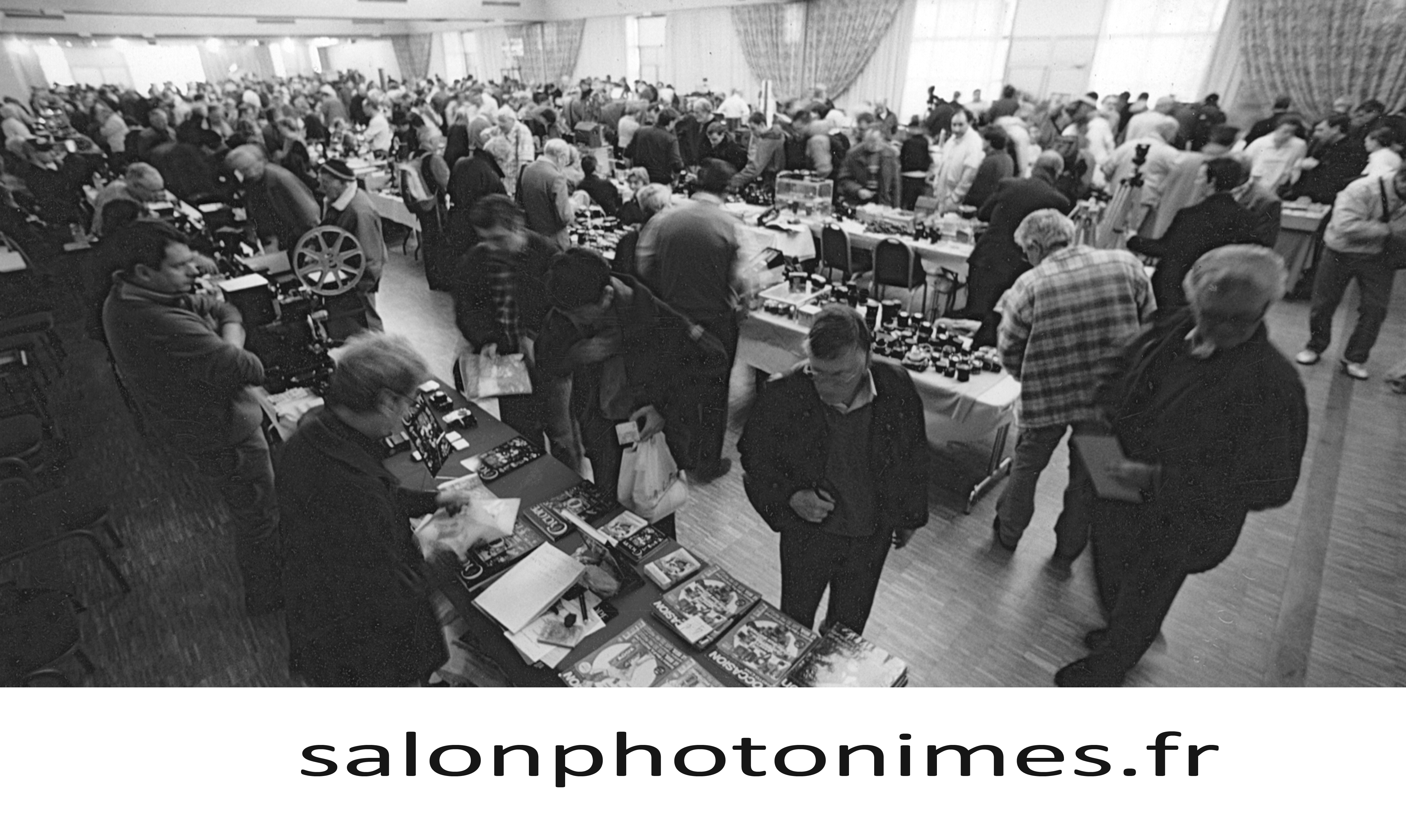Vue panoramique du Salon Photo-Cinéma de Nîmes - stands et visiteurs - salonphotonimes.fr